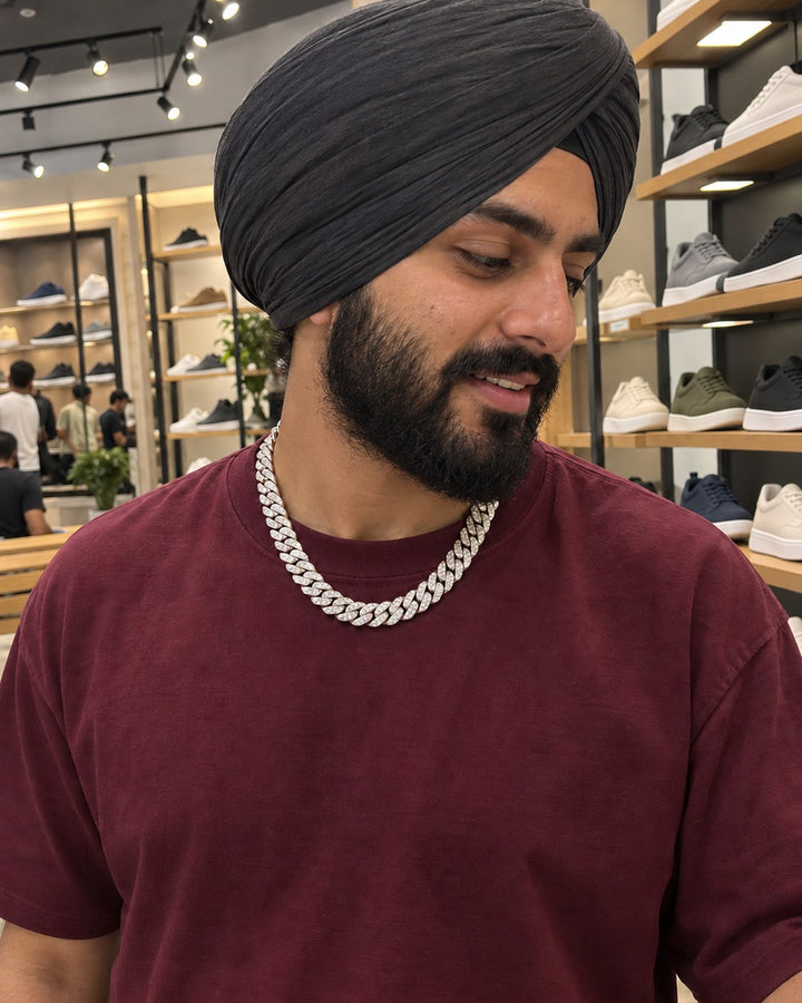 Caught in action: Cuban chains